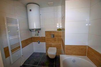 koupelna - Prodej bytu 1+kk v osobním vlastnictví 49 m², Černá v Pošumaví