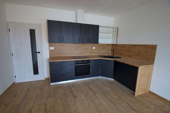 kuchyňská linka - Prodej bytu 1+kk v osobním vlastnictví 49 m², Černá v Pošumaví