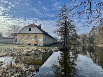 Pohled na dům přes rybník - Pronájem bytu 3+1 v osobním vlastnictví 98 m², Radomyšl 
