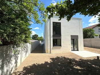 současný stav - pohled na dům - Prodej domu 110 m², Mukařov 