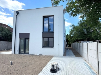 současný stav - pohled na dům - Prodej domu 110 m², Mukařov