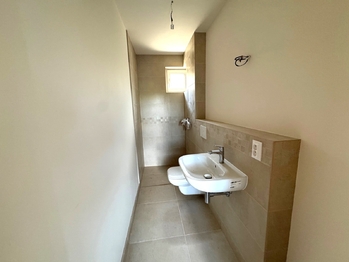 koupelna 1.NP - současný stav - Prodej domu 110 m², Mukařov
