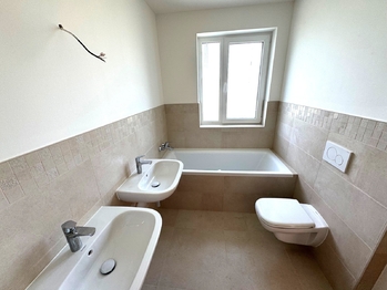 koupelna 2.NP - současný stav - Prodej domu 110 m², Mukařov