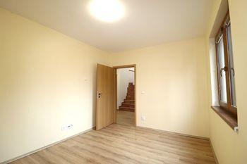 Samostatný pokoj v přízemí - Pronájem domu 160 m², Horoměřice