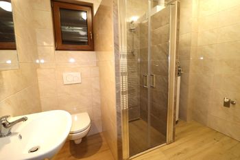 Koupelna v přízemí - Pronájem domu 160 m², Horoměřice