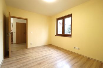 Samostatný pokoj v přízemí - Pronájem domu 160 m², Horoměřice