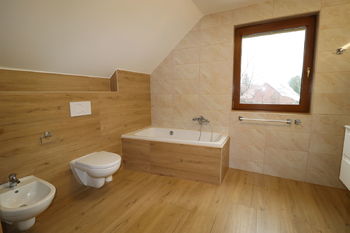 Velká koupelna v patře - Pronájem domu 160 m², Horoměřice