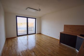 obývací pokoj s kuchyní - Prodej bytu 2+kk v osobním vlastnictví 69 m², Černá v Pošumaví