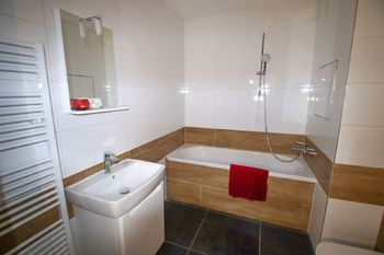koupelna - Prodej bytu 2+kk v osobním vlastnictví 69 m², Černá v Pošumaví