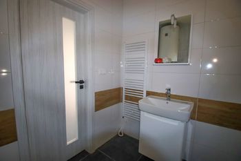 koupelna - Prodej bytu 2+kk v osobním vlastnictví 69 m², Černá v Pošumaví