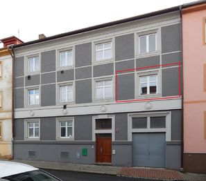 Pohled z ulice - Pronájem bytu 1+1 v osobním vlastnictví 41 m², Rakovník 