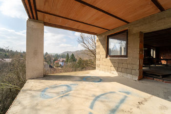 1.NP výhled z terasy - Prodej domu 293 m², Zadní Třebaň