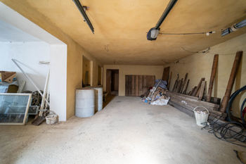 Přízemí garáž - Prodej domu 293 m², Zadní Třebaň