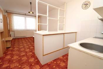 Pokoj kuchyňským koutem - Pronájem bytu 1+kk v osobním vlastnictví 32 m², Strakonice