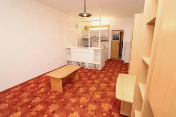 Pokoj kuchyňským koutem - Pronájem bytu 1+kk v osobním vlastnictví 32 m², Strakonice