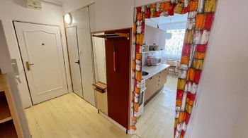 Chodba bytu, vstup do kuchyně, na samostatné WC  - Pronájem bytu 2+1 v osobním vlastnictví 61 m², Strakonice