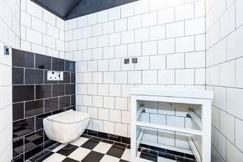 Koupelna se sprchovým koutem a toaletou - Prodej bytu 2+kk v osobním vlastnictví 48 m², Ústí nad Labem