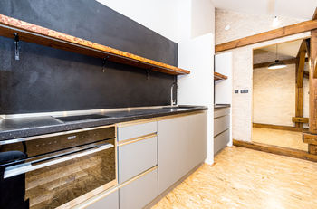 Kuchyně a pohled do ložnice - Prodej bytu 2+kk v osobním vlastnictví 48 m², Ústí nad Labem