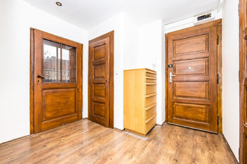 Chodba vstup na balkon, toaleta a vstupní dveře do bytu - Prodej bytu 1+1 v osobním vlastnictví 47 m², Ústí nad Labem