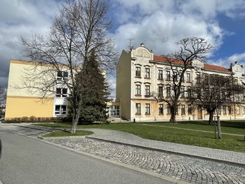 základní devítiletá škola a nová školka, ZUŠ a sportovní hala - Prodej pozemku 369 m², Pečky