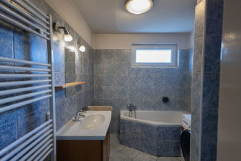 Koupelna s WC - Prodej bytu 3+1 v osobním vlastnictví 70 m², Tursko
