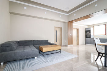 Světlý moderní obývací pokoj - Prodej domu 279 m², Jesenice