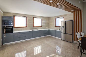 Moderně vybavená kuchyň s dostatkem manipulačního prostoru - Prodej domu 279 m², Jesenice