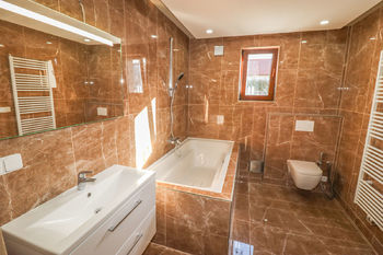 Moderní koupelna v přízemí - Prodej domu 279 m², Jesenice