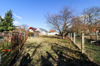 Zahrada nabízí dostatek místa na rozšíření klidové zóny - bazén, atd. - Prodej domu 279 m², Jesenice