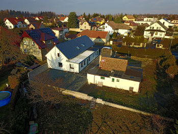 Oba domy a zpevněný příjezd na velké zahradě - Prodej domu 279 m², Jesenice