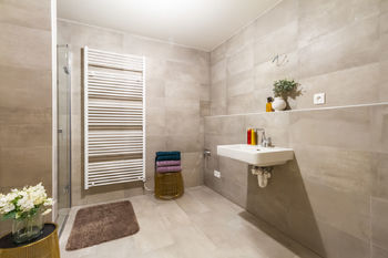 Koupelna - Prodej bytu 3+kk v osobním vlastnictví 84 m², Vrchlabí