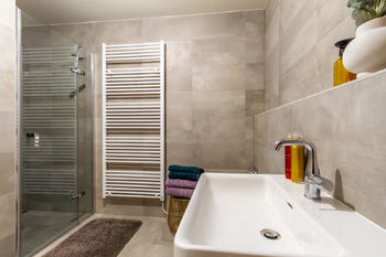 Koupelna - Prodej bytu 3+kk v osobním vlastnictví 84 m², Vrchlabí