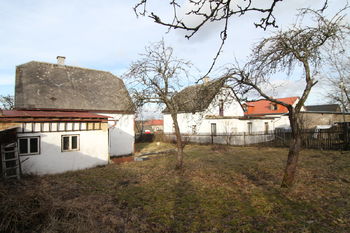 Pohled na dům ze zahrady - Prodej domu 66 m², Chodov