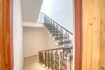 Společné schodiště - Pronájem bytu 2+kk v osobním vlastnictví 60 m², Poděbrady