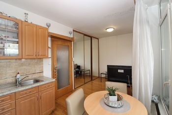 obývací pokoj s kuchyňským koutem - Prodej bytu 1+kk v osobním vlastnictví 26 m², Praha 10 - Strašnice