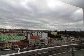 výhled z balkónu orientovaného na jih - Prodej bytu 1+kk v osobním vlastnictví 26 m², Praha 10 - Strašnice
