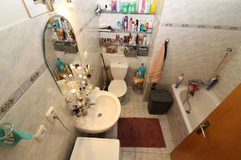 koupelna s vanou a WC - Prodej bytu 1+kk v osobním vlastnictví 26 m², Praha 10 - Strašnice