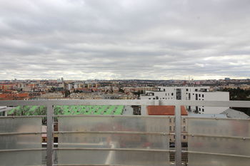 výhled z balkónu orientovaného na jih - Prodej bytu 1+kk v osobním vlastnictví 26 m², Praha 10 - Strašnice