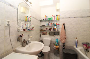 koupelna s vanou a WC - Prodej bytu 1+kk v osobním vlastnictví 26 m², Praha 10 - Strašnice