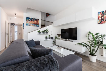 obyvací pokoj sedačka a TV koutek - Prodej domu 119 m², Vysoký Újezd
