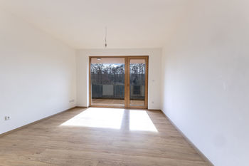 obývací pokoj s východem na terasu - Prodej bytu 2+kk v osobním vlastnictví 52 m², Slaný
