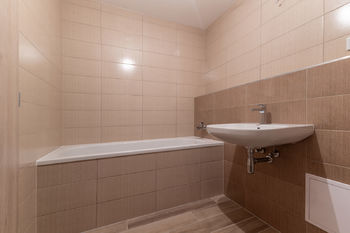 koupelna - Prodej bytu 2+kk v osobním vlastnictví 52 m², Slaný