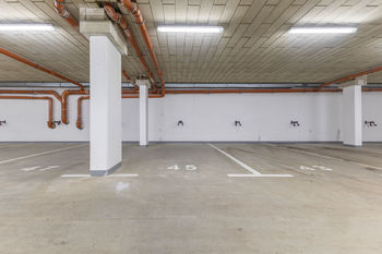 parkovací místa v garážích - Prodej bytu 2+kk v osobním vlastnictví 52 m², Slaný