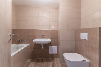 koupelna s vanou  - Prodej bytu 2+kk v osobním vlastnictví 52 m², Slaný