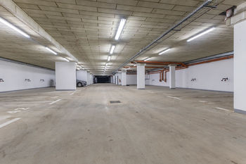 prostorné podzemní garáže - Prodej bytu 2+kk v osobním vlastnictví 52 m², Slaný