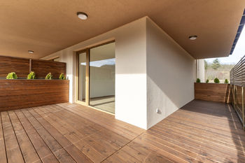 Velkou předností bytu je slunná terasa - Prodej bytu 2+kk v osobním vlastnictví 52 m², Slaný