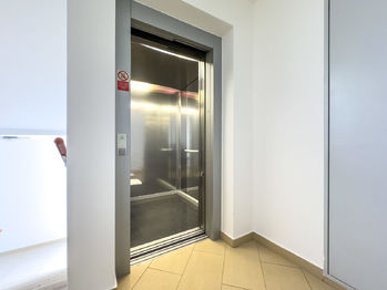 výtah je samozřejmostí - Pronájem bytu 2+kk v osobním vlastnictví 50 m², Praha 5 - Zličín