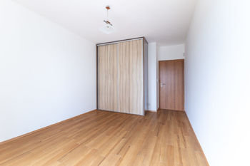 ložnice je vybavena vestavěnou skříní - Pronájem bytu 2+kk v osobním vlastnictví 50 m², Praha 5 - Zličín