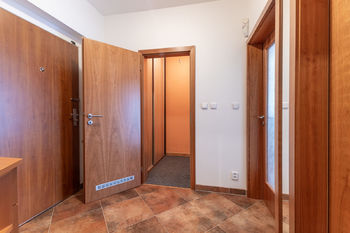 dveře do šatny - Pronájem bytu 2+kk v osobním vlastnictví 50 m², Praha 5 - Zličín