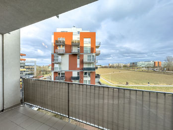 z balkonu je výhled do pole - Pronájem bytu 2+kk v osobním vlastnictví 50 m², Praha 5 - Zličín